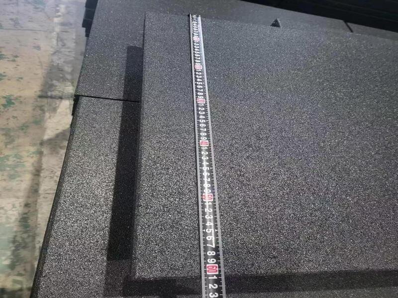 Een facilitair manager demonstreert de juiste vochtige dweiltechniek.